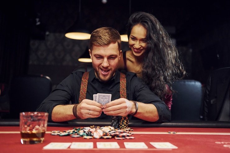 Tampilan kasino langsung pahingtoto dengan meja blackjack, roulette, dan dealer profesional